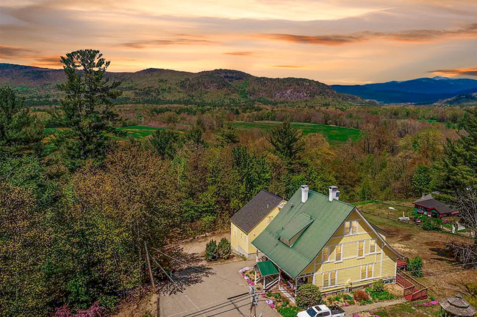 North Conway Getaway | Hot Tub, Pool & Sleeps 25! - North Conway