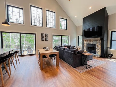 New Luxe 4BR/3BA Home in the Heart of the Valley!