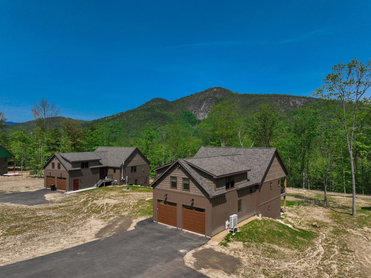The Ledgeview Lodge | Brand New, Hot tub, Views
