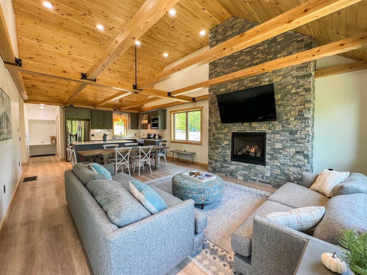 The Ledgeview Lodge | Brand New, Hot tub, Views