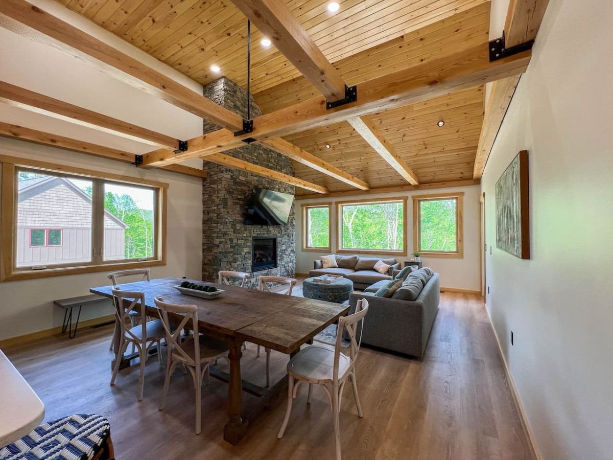 The Ledgeview Lodge | Brand New, Hot tub, Views