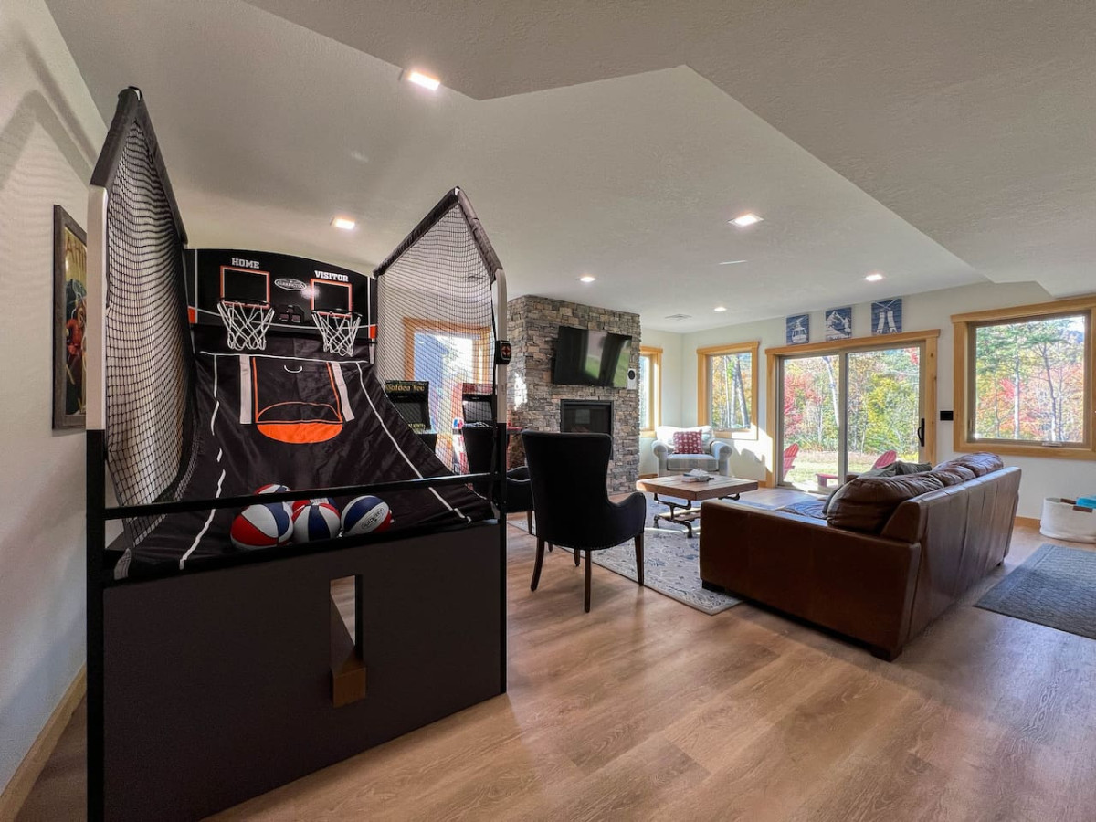 The Ledgeview Lodge | Brand New, Hot tub, Views