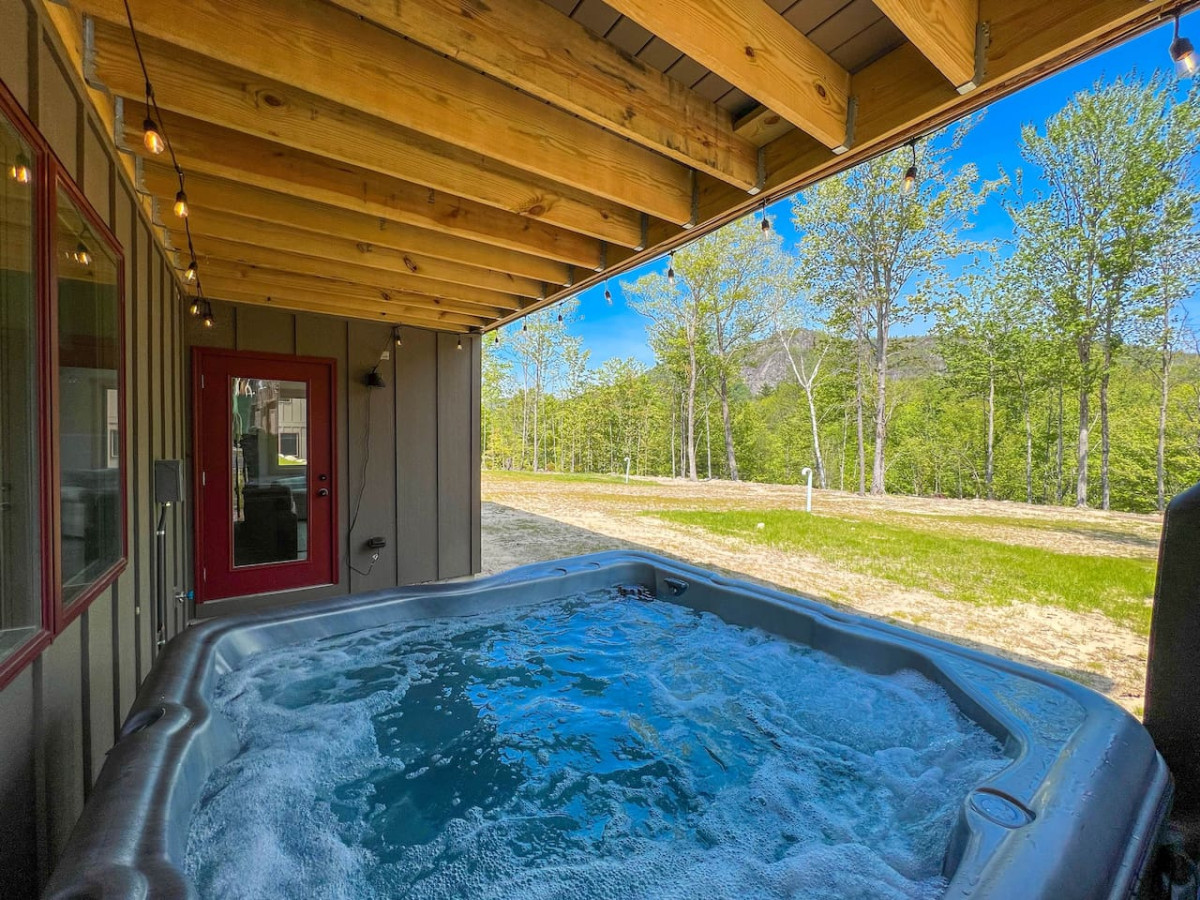 The Ledgeview Lodge | Brand New, Hot tub, Views