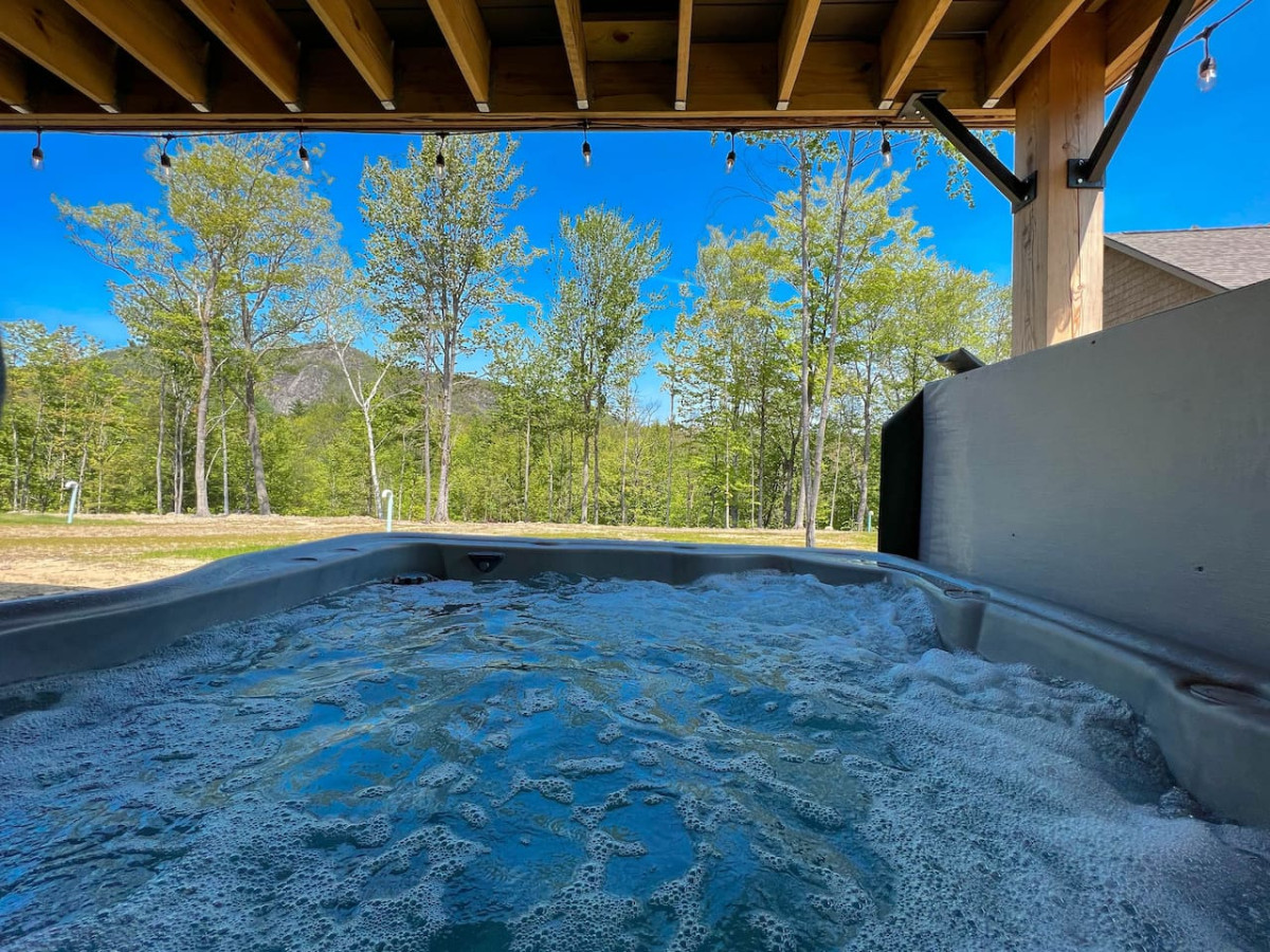The Ledgeview Lodge | Brand New, Hot tub, Views