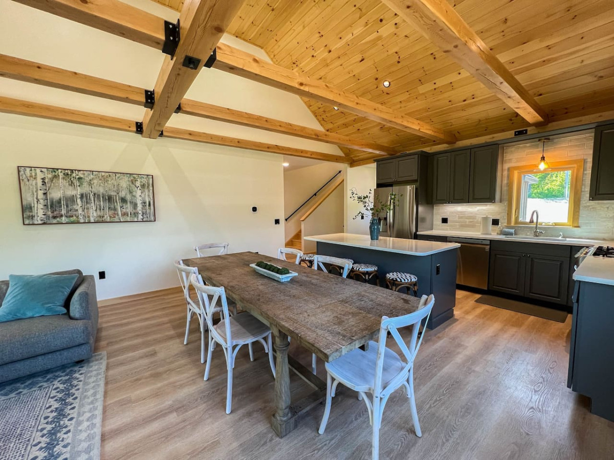 The Ledgeview Lodge | Brand New, Hot tub, Views
