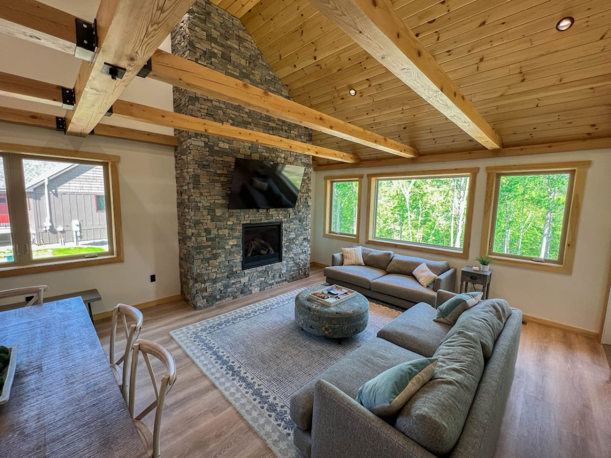 The Ledgeview Lodge | Brand New, Hot tub, Views