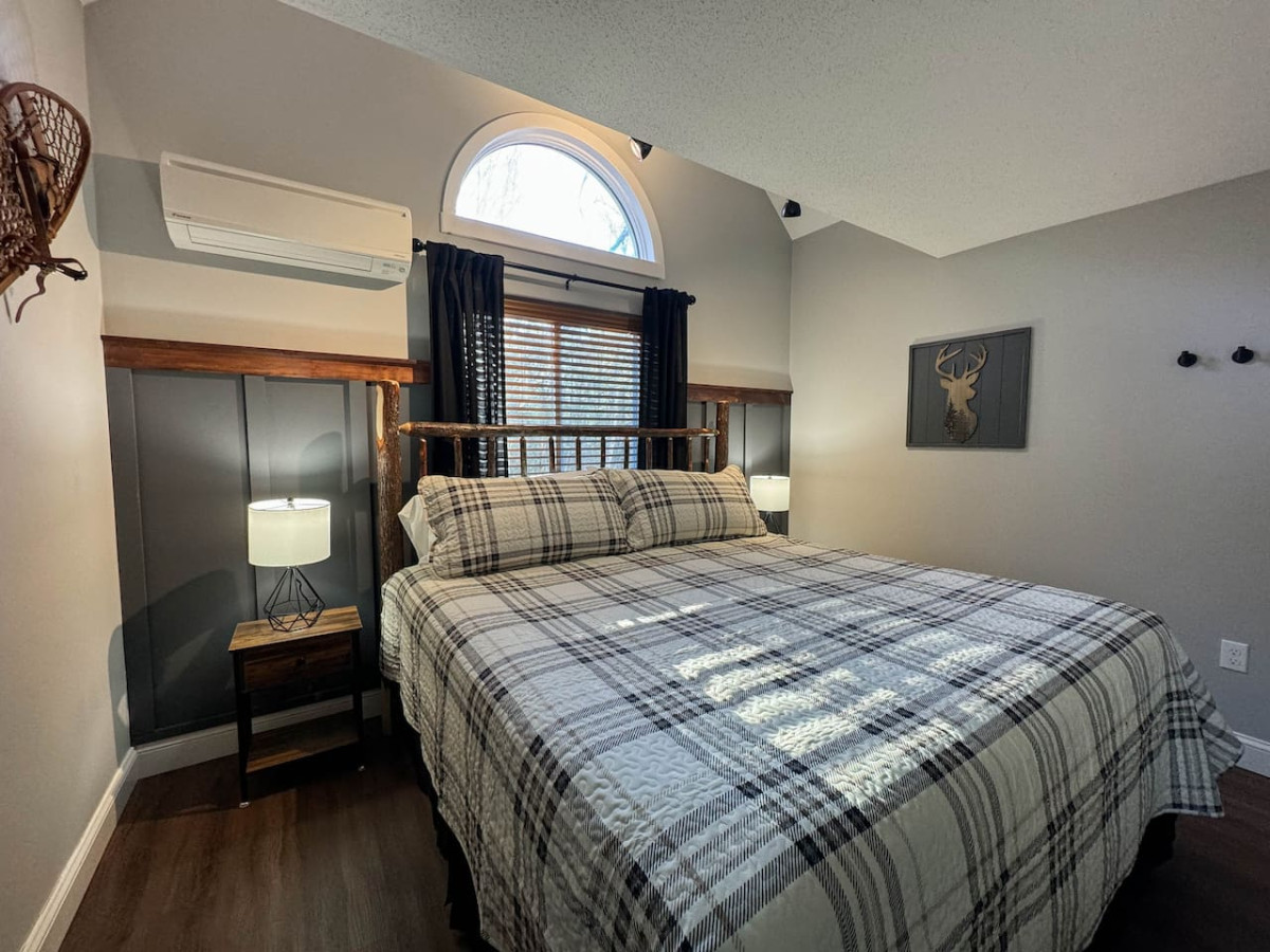 Hawk Hideaway | Incredible Location | Fireplace - North Conway Hawk Hideaway | Incredible Location | Fireplace - North Conway