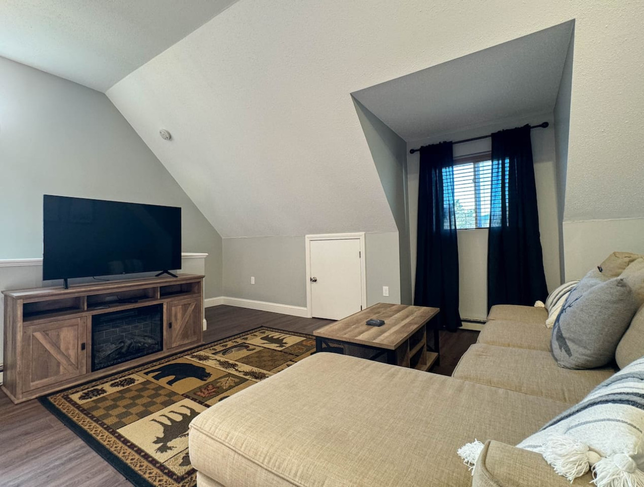 Hawk Hideaway | Incredible Location | Fireplace - North Conway Hawk Hideaway | Incredible Location | Fireplace - North Conway