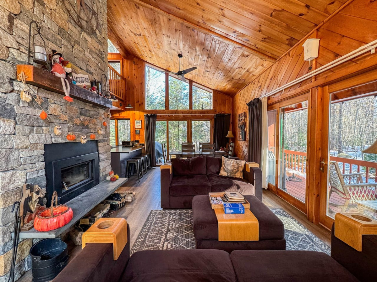 stonewood-lodge-or-lake-access-or-arcade-game-room/