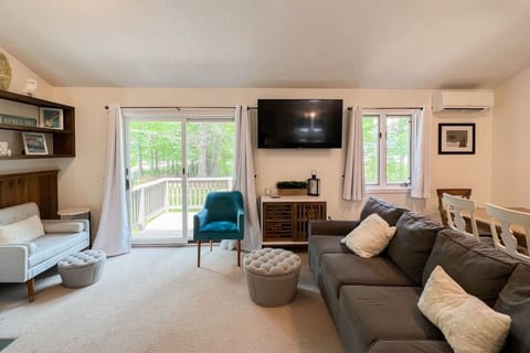 Cozy White Mtn Getaway | River + Pool + A/C