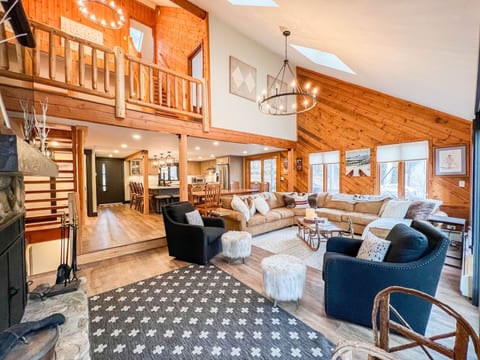 Expansive 3800 ft.² Home | Private Gym & Hot Tub!
