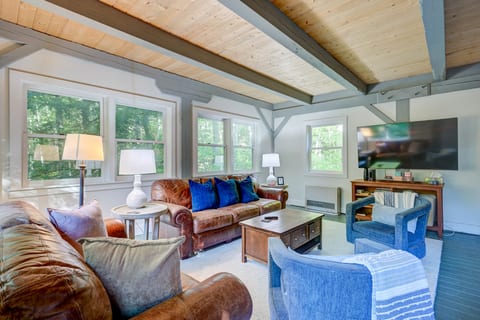 Spacious, Hot Tub, Game Room & Private Brook
