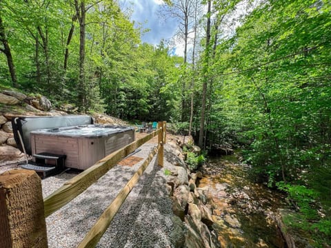 Spacious, Hot Tub, Game Room & Private Brook