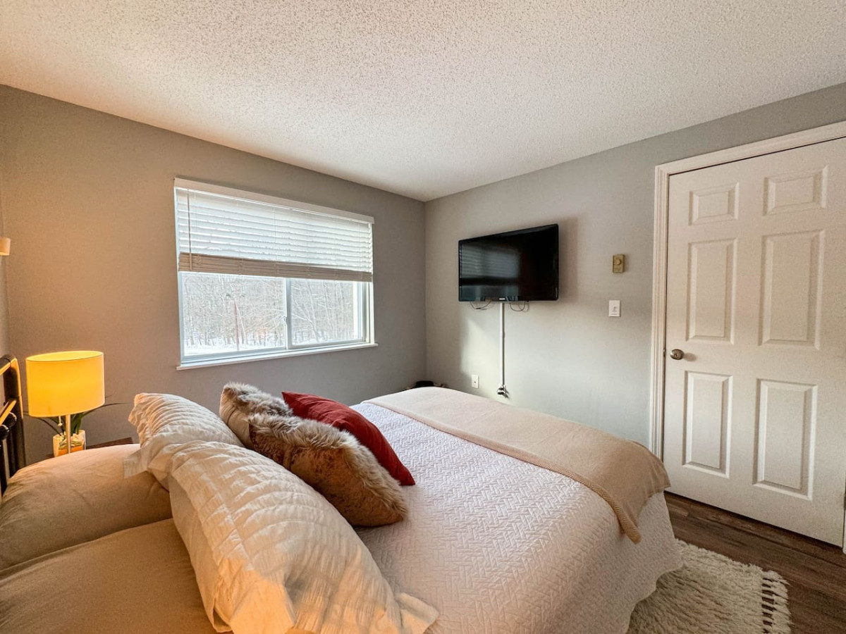 The Hawk Haven | Spacious, Game Room, Trail Access - North Conway The Hawk Haven | Spacious, Game Room, Trail Access - North Conway