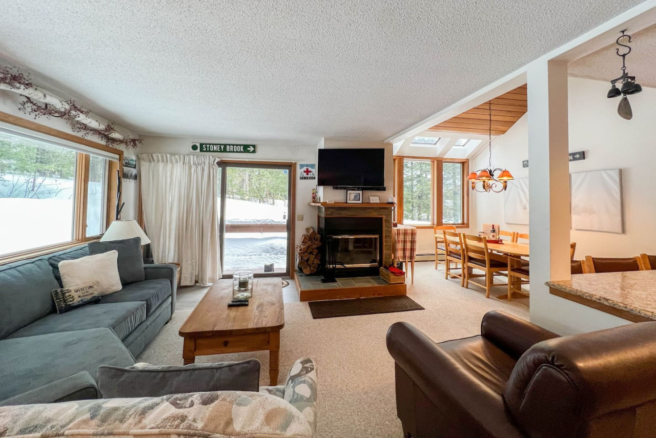 Ski-in/Ski-out Slopeside Attitash Family Home ⛷