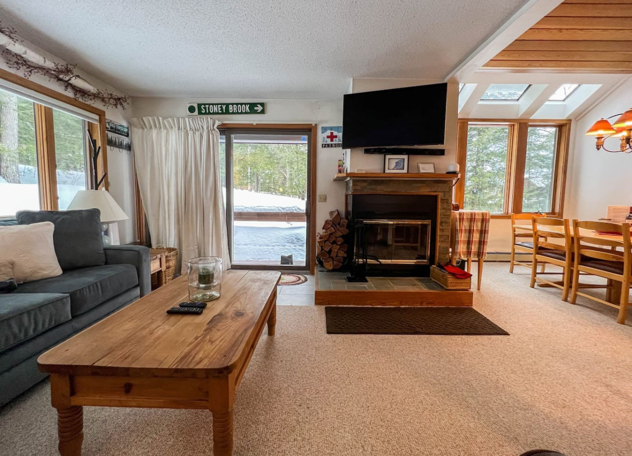 Ski-in/Ski-out Slopeside Attitash Family Home ⛷