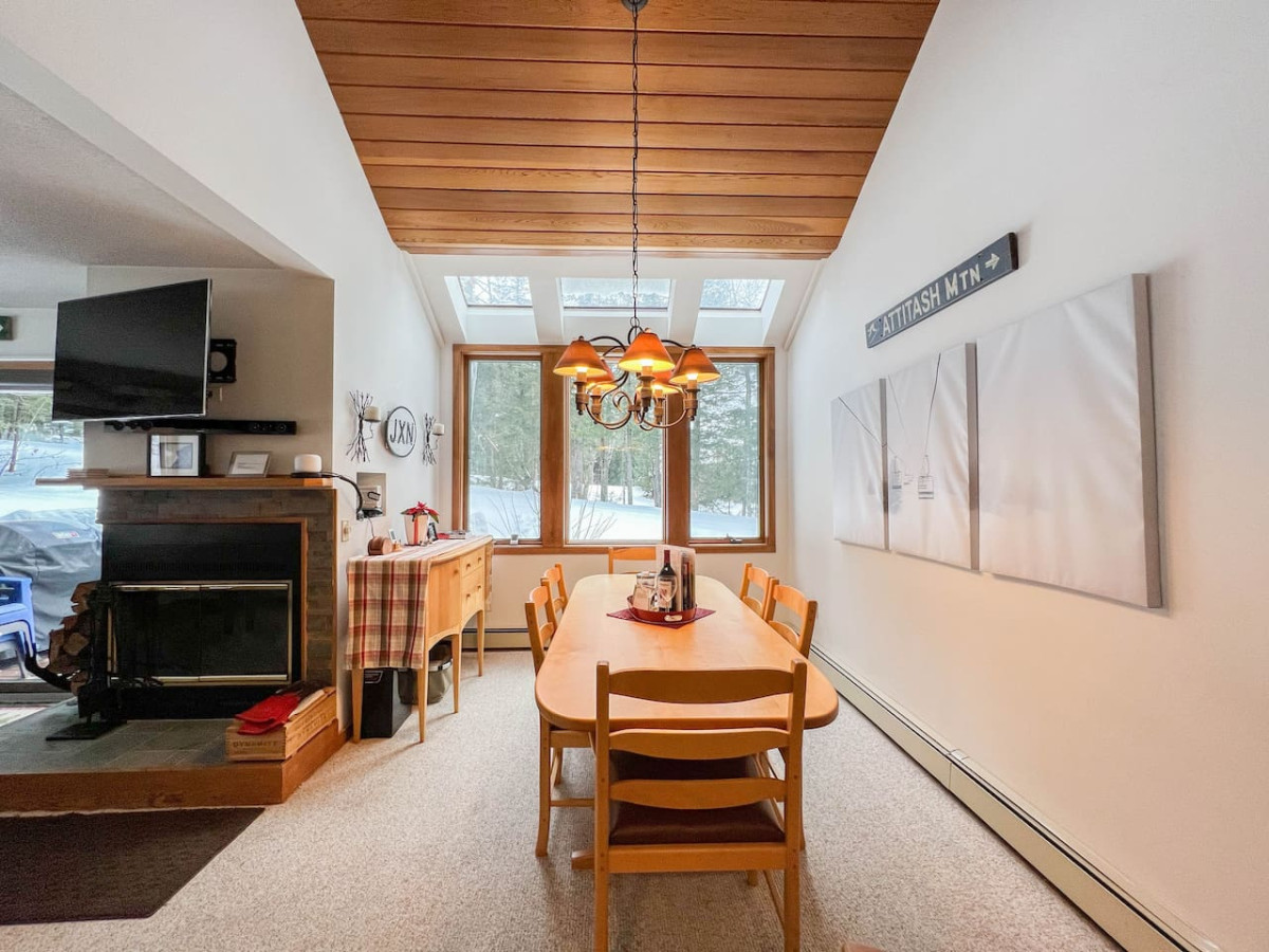 Ski-in/Ski-out Slopeside Attitash Family Home ⛷