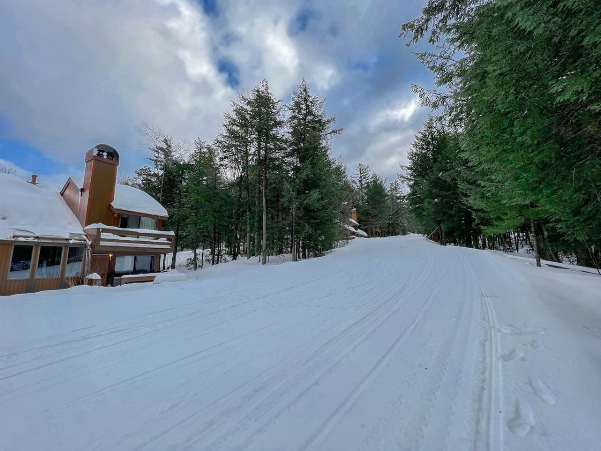 Ski-in/Ski-out Slopeside Attitash Family Home ⛷