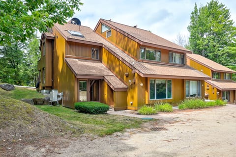 Ski-in/Ski-out Slopeside Attitash Family Home