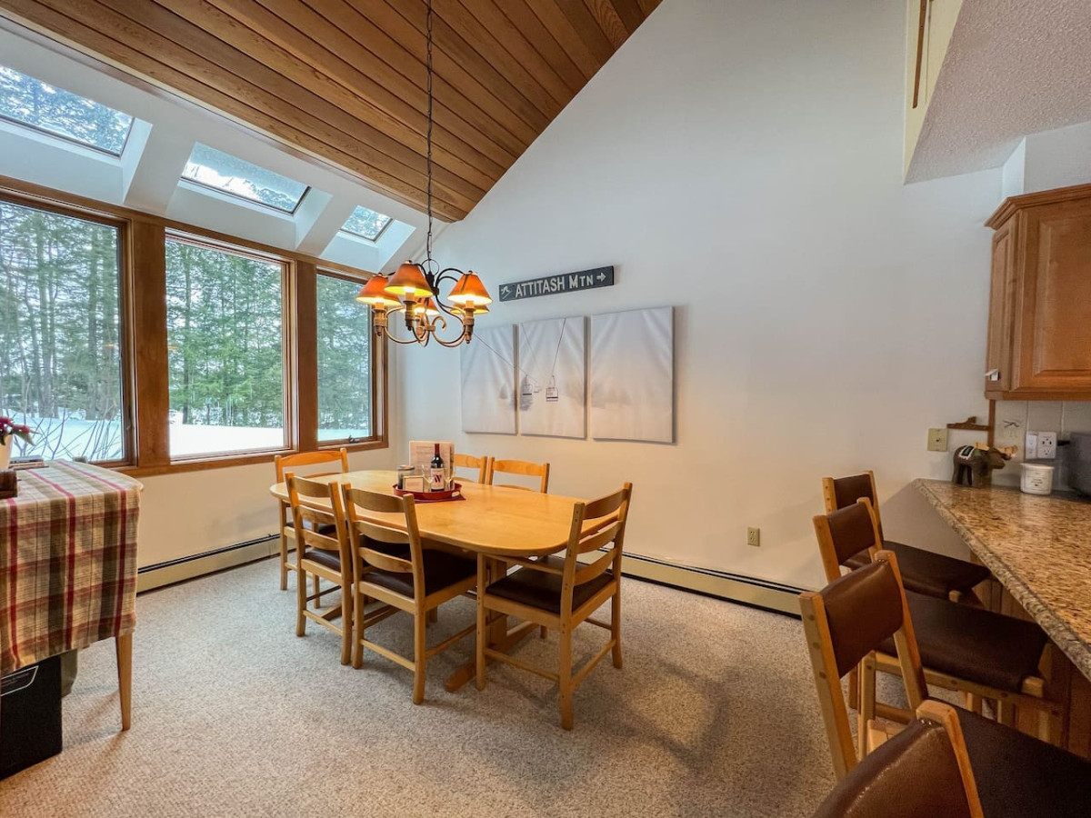 Ski-in/Ski-out Slopeside Attitash Family Home ⛷