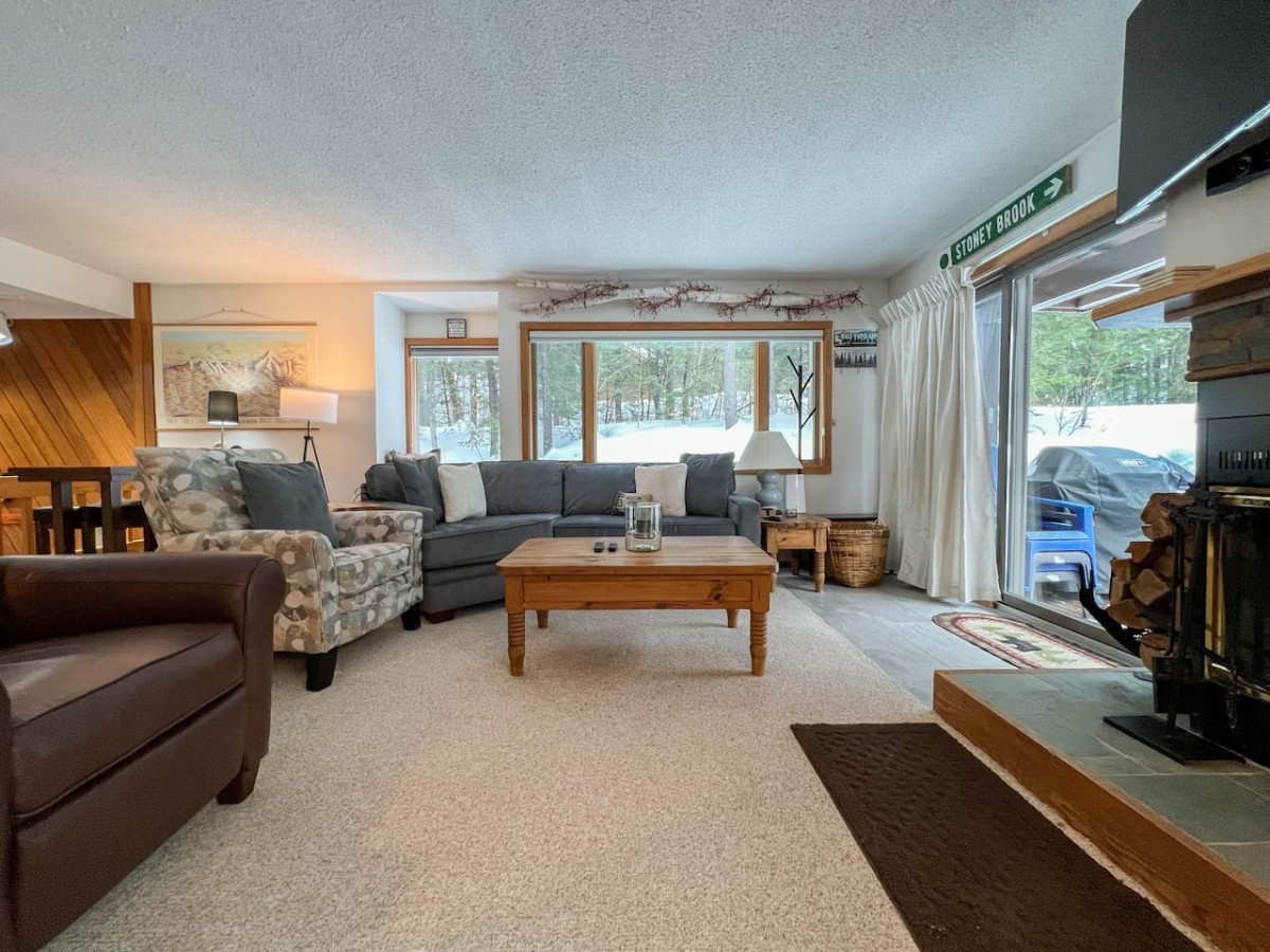 Ski-in/Ski-out Slopeside Attitash Family Home ⛷