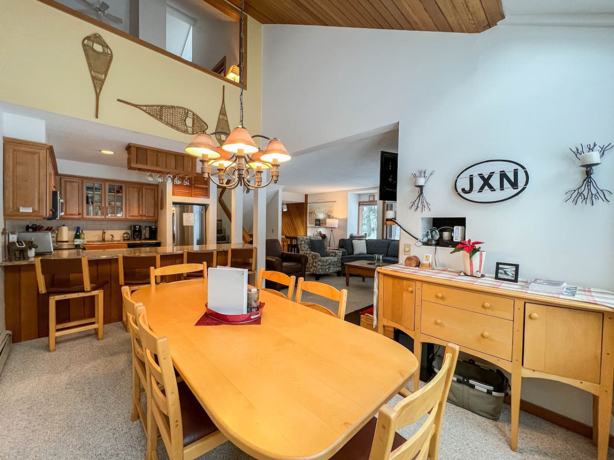 Ski-in/Ski-out Slopeside Attitash Family Home ⛷