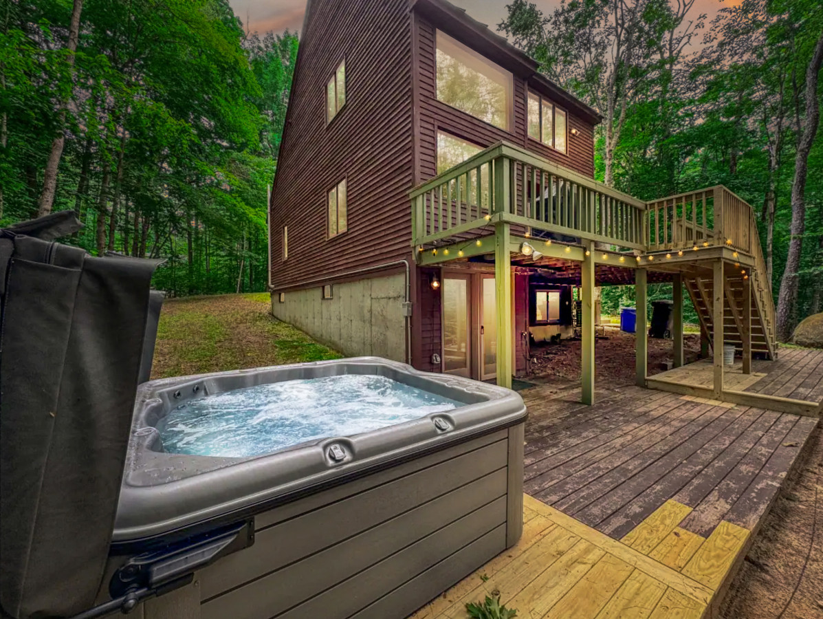 Cozy Mt. Home Tucked Away yet Close to Everything!