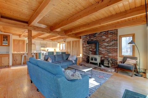 Cozy Mt. Home Tucked Away yet Close to Everything!