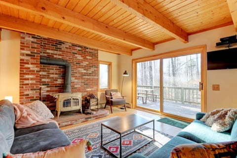 Cozy Mt. Home Tucked Away yet Close to Everything!