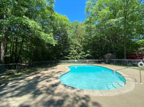 Woodland Retreat | Spacious Family Home + Modern!
