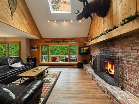 Woodland Retreat | Spacious Family Home + Modern!