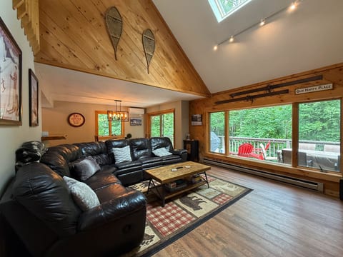 Woodland Retreat | Spacious Family Home + Modern!
