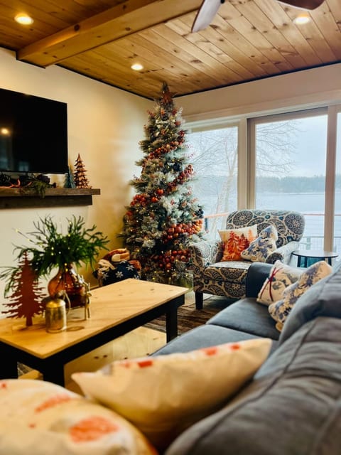 Waterfront Hot Tub Escape Kayaks•Game Room•Sunsets