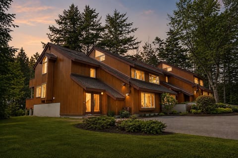 Attitash Heights | Ski in/out Getaway with Pool