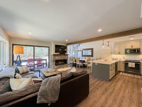 Attitash Heights | Ski in/out Getaway with Pool