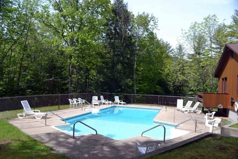 Attitash Heights | Ski in/out Getaway with Pool