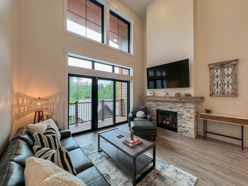 Cranmore Escape | Modern, Walk to Town, Pool! - North Conway