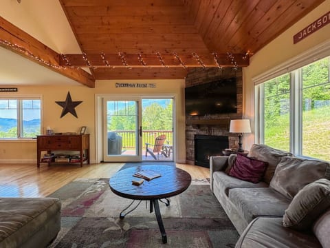 Black Mountain Ski in/out Home | Views + Hot tub!