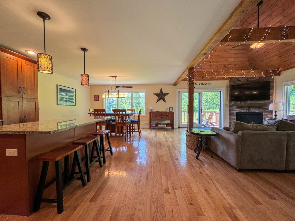 black-mountain-ski-inout-home-or-views-+-hot-tub!/