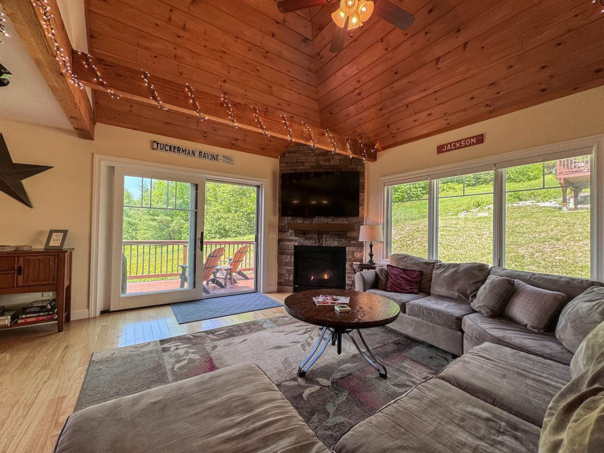 black-mountain-ski-inout-home-or-views-+-hot-tub!/