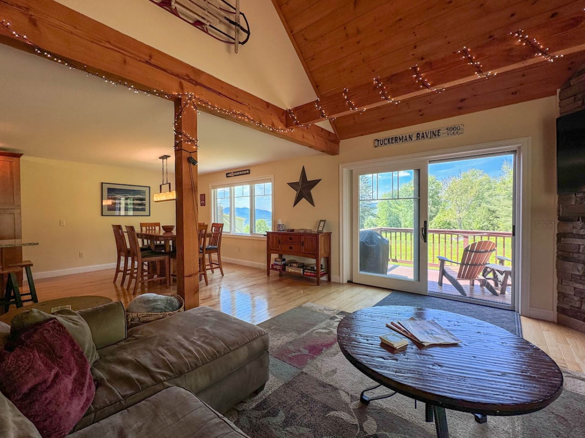 black-mountain-ski-inout-home-or-views-+-hot-tub!/