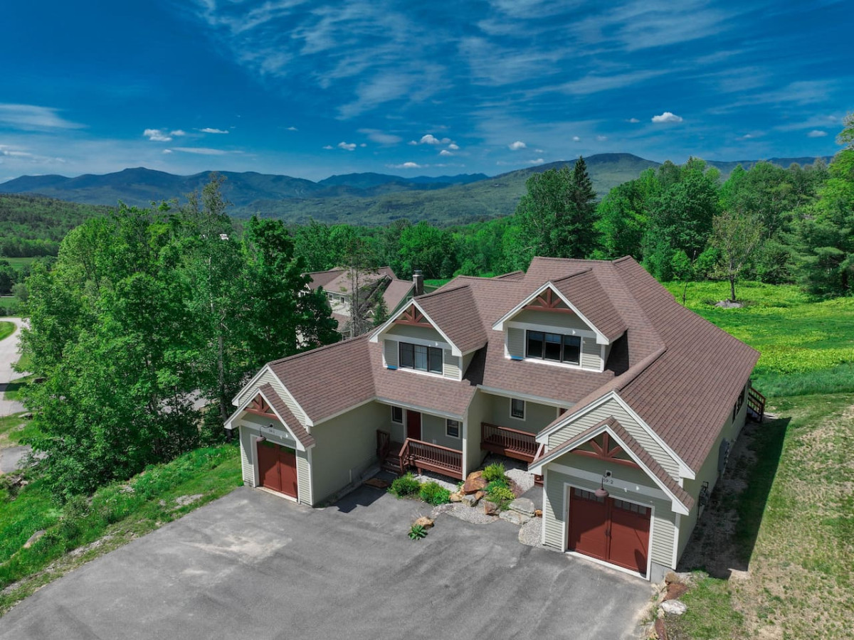 black-mountain-ski-inout-home-or-views-+-hot-tub!/