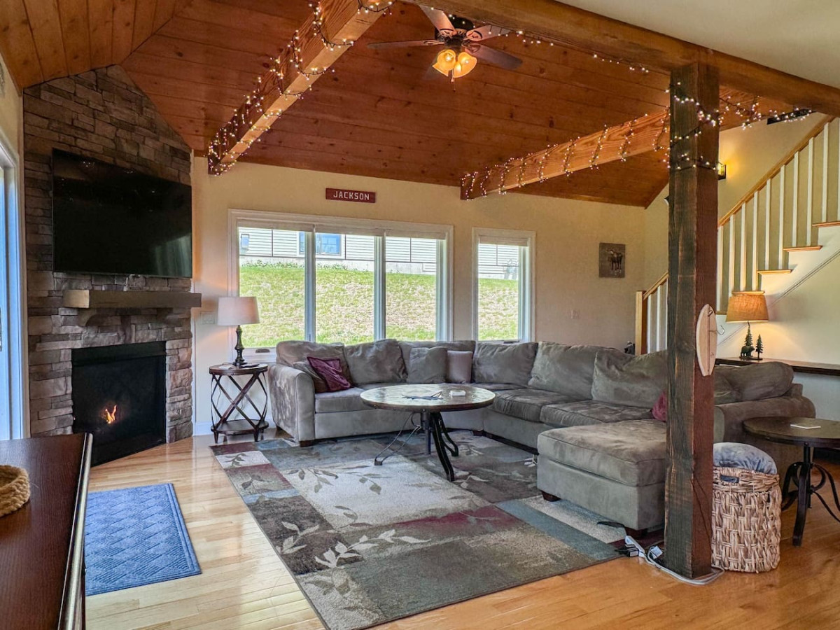 black-mountain-ski-inout-home-or-views-+-hot-tub!/