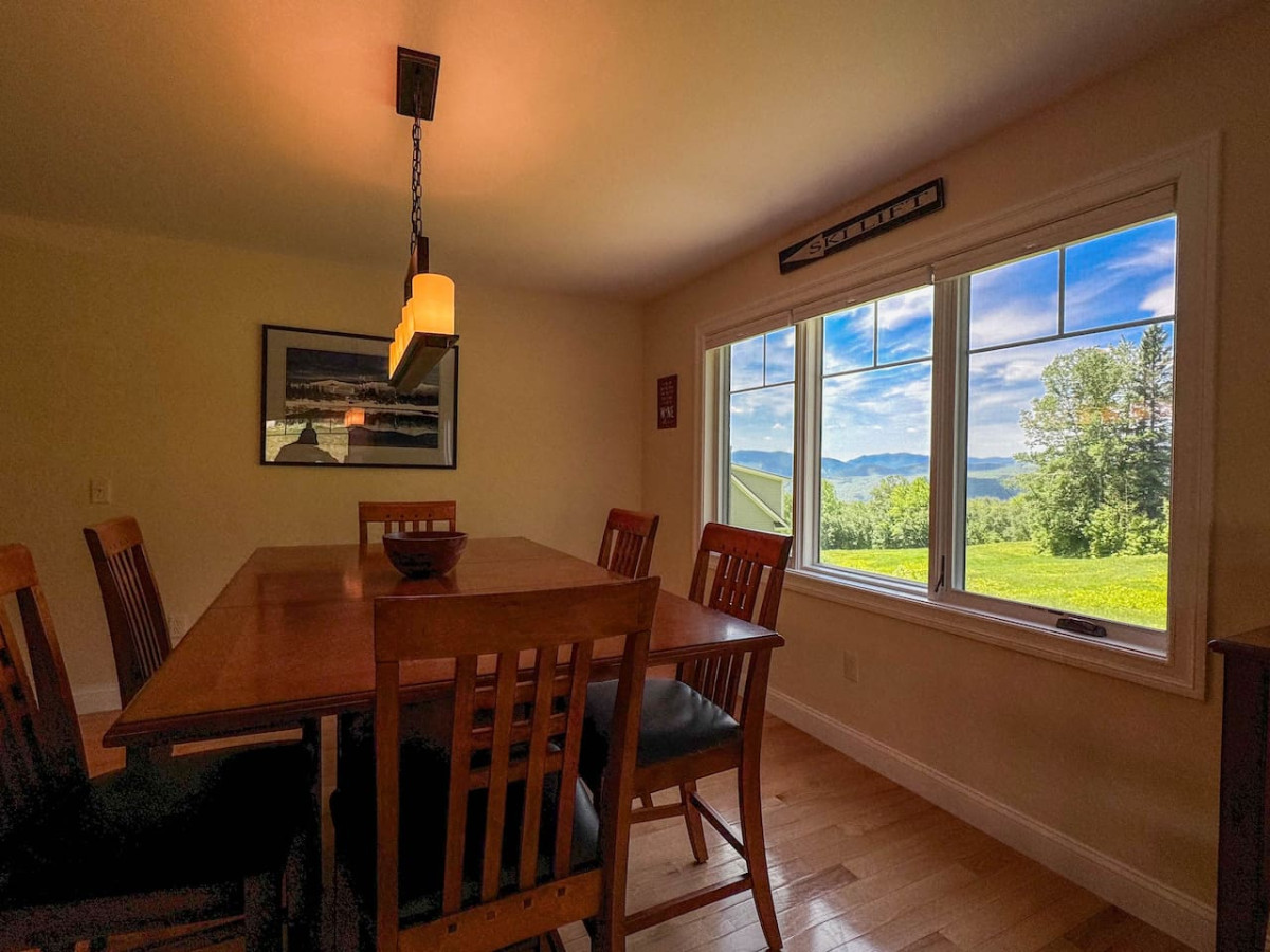 black-mountain-ski-inout-home-or-views-+-hot-tub!/