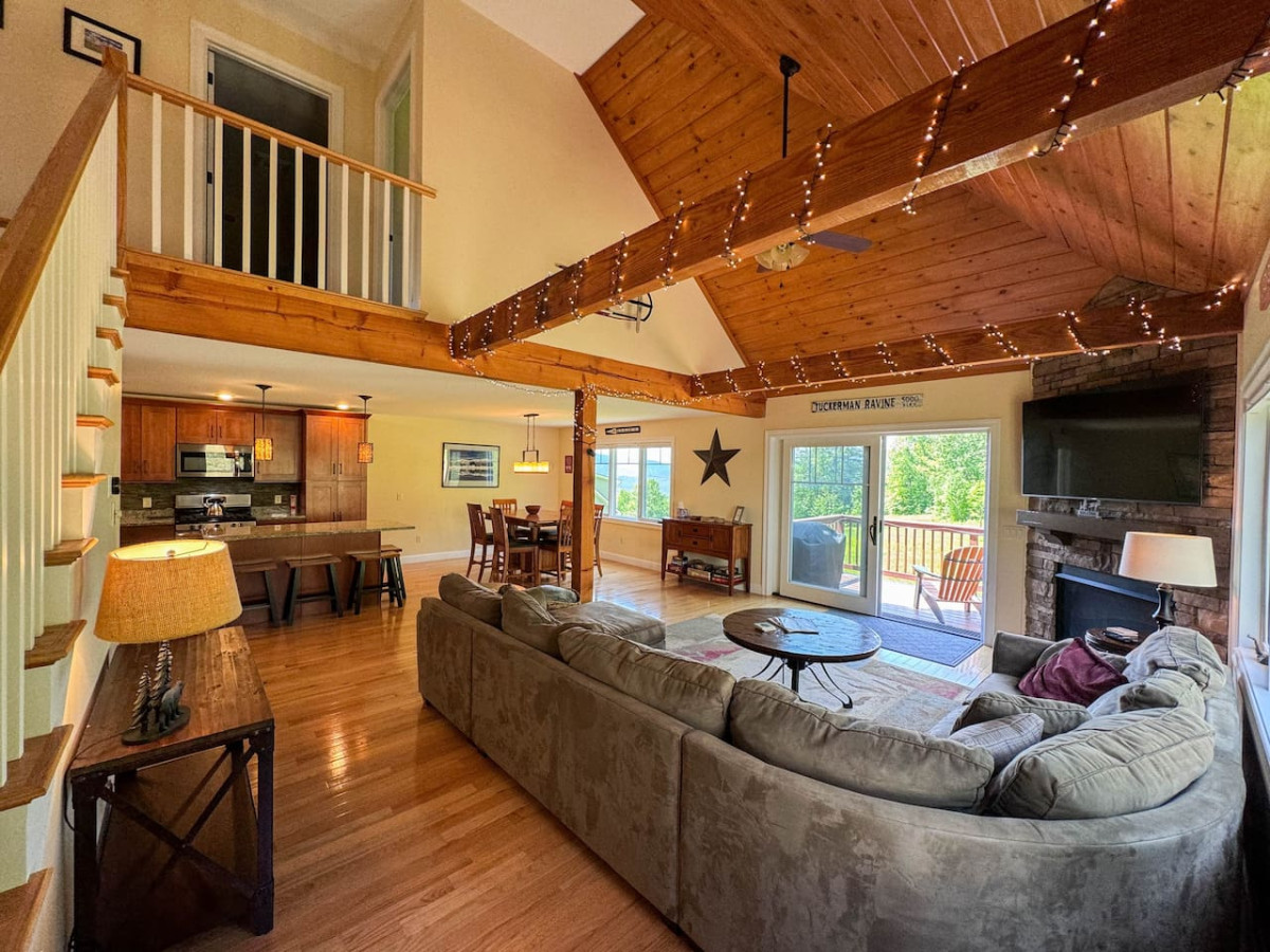 black-mountain-ski-inout-home-or-views-+-hot-tub!/