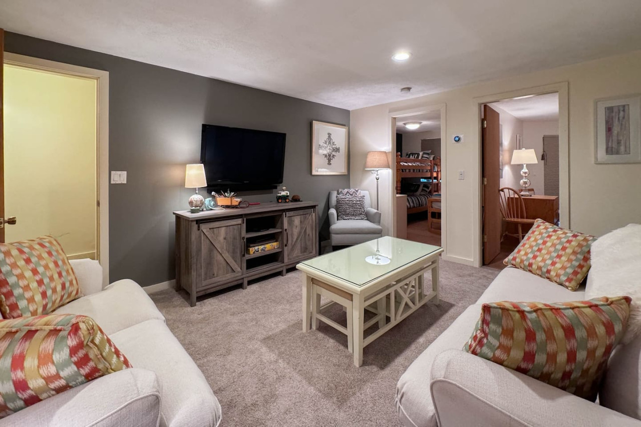 Granite View Retreat | Views, Storyland, modern - Bartlett Granite View Retreat | Views, Storyland, modern - Bartlett