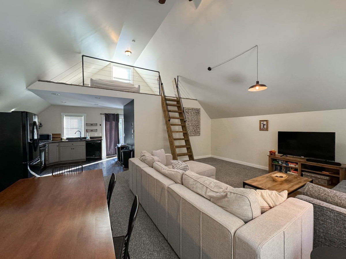 Redwood Retreat | Lake Access | Mountain Getaway