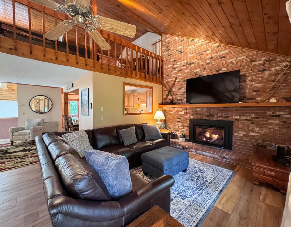 Stonehurst Hideaway | Prime Location + Pool Table - North Conway
