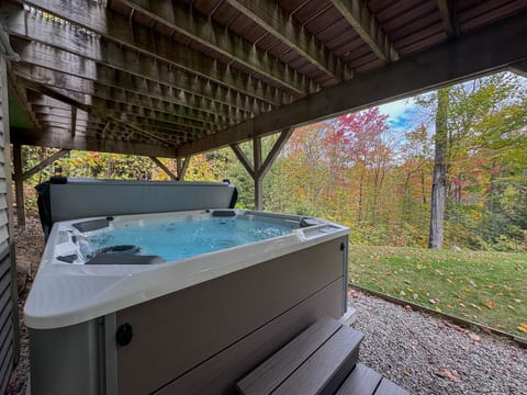 Ellis Ridge Retreat | 5 BDRM | Hot Tub | Firepit