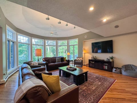 Ellis Ridge Retreat | 5 BDRM | Hot Tub | Firepit